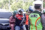 Pelanggar protokol kesehatan terjaring razia saat Operasi Yustisi Penegakan Disiplin Protokol Kesehatan di Alun Alun Sidoarjo, Jawa Timur, Jumat (18/12/2020). Dalam Operasi yustisi tersebut pelaku pelanggar yang tidak memakai masker langsung mengikuti sidang di tempat dengan membayar denda sebesar Rp100.000. Antara Jatim/Umarul Faruq/Mas