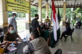 Pelanggar protokol kesehatan mengikuti sidang di tempat saat Operasi Yustisi Penegakan Disiplin Protokol Kesehatan di Alun Alun Sidoarjo, Jawa Timur, Jumat (18/12/2020). Dalam Operasi yustisi tersebut pelaku pelanggar yang tidak memakai masker langsung mengikuti sidang di tempat dengan membayar denda sebesar Rp100.000. Antara Jatim/Umarul Faruq/Mas