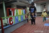 Sejumlah anak bermain di Taman Cinunuk, Wanaraja, Kabupaten Garut, Jawa Barat, Jumat (18/12/2020). Kabupaten Garut membangun dan menyedikan ruang terbuka publik di kawasan pemukiman padat yang dapat dimanfaatkan oleh masyarakat dan meningkatkan taraf kebahagiaan masyarakat secara umum. ANTARA JABAR/Candra Yanuarsyah/agr