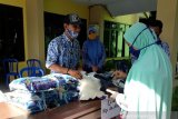 Petugas melayani warga yang membeli komoditas saat operasi pasar murni di Kota Kediri, Jawa Timur,  Kamis (17/12/2020). Operasi pasar tersebut guna menstabilkan harga jelang perayaan Natal 2020 dan Tahun Baru 2021. Antara Jatim/ Asmaul Chusna