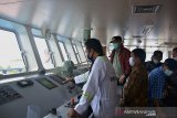 Gubernur Aceh, Nova Iriansyah (kedua kanan) bersama rombongan meninjau ruangan kemudi kapalroro, KMP Aceh Hebat-2 saat tiba di pelabuhan Ulee Lheue, Banda Aceh, Aceh, Sabtu (19/12/2020). Pemerintah Aceh mengadakan tiga kapal roro, KMP Aceh Hebat-1, KMP Aceh Hebat-2 dan KMP Aceh Hebat-3 yang bersumber dari APBA 2019  senilai Rp178 miliar itu siap dioperasikan awal tahun 2021 untuk mewujudkan transportasi berkeadilan dengan memastikan konektivitas dan aksesibilitas antar wilayah kepulauan. Antara Aceh/Ampelsa.