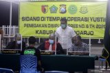 Pelanggar protokol kesehatan menjalani sidang di tempat saat Operasi Yustisi Penegakan Disiplin Protokol Kesehatan Sidoarjo, Jawa Timur, Jumat (18/12/2020) malam. Dalam Operasi yustisi tersebut pelaku pelanggar yang tidak memakai masker langsung mengikuti sidang di tempat dengan membayar denda sebesar Rp100.000. Antara Jatim/Umarul Faruq/Mas