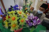 Santri dari Pesantren Asshiddiqiyah, Madiun menata kerajinan replika bunga hias saat pameran 