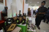 Pengunjung melihat produk kerajinan dari Pesantren Mambaul Hisan, Blitar saat saat pameran 