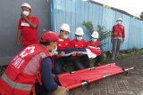 Tim Siaga Bencana Berbasis Masyarakat (SIBAT) PMI mengevakuasi korban pada simulasi evakuasi mandiri bencana gempa bumi di Banyuwangi, Jawa Timur, Minggu (20/12/2020). Simulasi itu dilakukan untuk peningkatan kapasitas program kesiapsiagaan dan ketangguhan masyarakat dalam merespon potensi bencana gempa bumi guna mengurangi resiko dampak yang ditimbulkan. Antara Jatim/Budi Candra Setya/mas.
