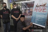 Wakil Gubernur Jawa Barat UU Ruzhanul Ulum (kanan) menandatangani poster pameran disaksikan Kepala Biro Jawa Barat Zaenal Abidin (tengah) dan Kurator Galeri Foto Jurnalistik ANTARA (GFJA) Ismar Patrizki (kiri) saat pembukaan pameran foto ARKE Kilas Balik Jawa Barat 2019-2020 di 23 Paskal, Bandung, Jawa Barat, Senin (21/12/2020). Pameran foto virtual yang diselenggarakan Galeri Foto Jurnalistik Antara (GFJA), Antara Foto dan Antara Biro Jabar ini memamerkan 58 karya terbaik dari 11 pewarta foto di Jabar serta peluncuran buku foto Arke Kilas Balik Jawa Barat 2019-2020 dan berlangsung dari tanggal 21-27 Desember 2020. ANTARA JABAR/Fakhri Hermansyah/agr