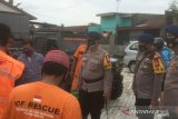 Danyon A Pelopor dan relawan IOF bantu warga terdampak banjir di Makassar