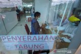 Petugas melayani calon penumpang pesawat udara saat mengukuti rapid test antigen di klinik pelayanan rapid test Bandara Syamsudin Noor, Banjarbaru, Kalimantan Selatan, Selasa (22/12/2020). PT Angkasa Pura I cabang Bandar Udara Syamsudin Noor menyediakan layanan rapid test antigen bagi para calon penumpang pesawat udara dengan tujuan sejumlah daerah yang mewajibkan memperlihatkan hasil rapid test antigen yang menjadi syarat masuk ke daerah tersebut. Foto Antaranews Kalsel/Bayu Pratama S.