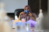 Kepala Dinas Perkebunan dan Peternakan Provinsi Kalsel Suparmi memberikan keterangan pers saat jumpa pers di Kantor Dinas Perkebunan dan Peternakan Provinsi Kalsel di Banjarbaru, Kalimantan Selatan, Selasa (22/12/2020). Provinsi Kalimantan Selatan menjadi salah satu daerah percontohan pengembangan program integrasi perkebunan kelapa sawit dengan peternakan sapi di Indonesia. Foto Antaranews Kalsel/Bayu Pratama S.