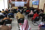 Kepala Dinas Perkebunan dan Peternakan Provinsi Kalsel Suparmi memberikan arahan saat pertemuan dengan Asosiasi Unit Pengolahan dan Pemasaran Bokar (UPPB) Kalsel di Kantor Dinas Perkebunan dan Peternakan Provinsi Kalsel di Banjarbaru, Kalimantan Selatan, Selasa (22/12/2020). Provinsi Kalimantan Selatan menjadi salah satu daerah percontohan pengembangan program integrasi perkebunan kelapa sawit dengan peternakan sapi di Indonesia. Foto Antaranews Kalsel/Bayu Pratama S.