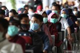 Warga mengantre untuk mengikuti tes cepat antigen (rapid test antigen) di Stasiun Gubeng Surabaya, Jawa Timur, Selasa (22/12/2020). Kewajiban tes cepat antigen bagi calon penumpang kereta api sebagai upaya pencegahan penyebaran COVID-19 tersebut merupakan kelengkapan syarat perjalanan untuk menggunakan layanan kereta api. Antara Jatim/Didik