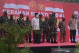 Panglima TNI menyerahkan bantuan COVID-19 kepada warga Kabupaten Poso