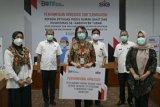 SIG serahkan bantuan dana operasional tenaga medis di Tuban