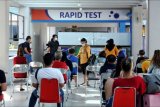 Warga mengantre di lokasi tes cepat (rapid test) COVID-19 di Bandara Internasional I Gusti Ngurah Rai, Badung, Bali, Rabu (23/12/2020). Pengelola Bandara Ngurah Rai, mulai Rabu (23/12) menambah fasilitas layanan Rapid Test Antigen menjadi dua titik di kawasan terminal domestik bandara yang mampu melayani sekitar 1.000 orang warga setiap harinya. ANTARA FOTO/Fikri Yusuf/nym.