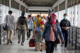 Calon penumpang membawa barang bawaannya di Terminal Bungurasih, Sidoarjo, Jawa Timur, Rabu (23/12/2020). Aktivitas di Terminal Bungurasih pada musim mudik libur Natal dan Tahun Baru 2021 di masa pandemi, penumpang bus sekitar 8.000 orang dibanding tahun sebelumnya yang mencapai lebih dari 29 ribu orang. Antara Jatim/Umarul Faruq/Mas