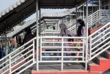 Calon penumpang membawa barang bawaannya di Terminal Bungurasih, Sidoarjo, Jawa Timur, Rabu (23/12/2020). Aktivitas di Terminal Bungurasih pada musim mudik libur Natal dan Tahun Baru 2021 di masa pandemi, penumpang bus sekitar 8.000 orang dibanding tahun sebelumnya yang mencapai lebih dari 29 ribu orang. Antara Jatim/Umarul Faruq/Mas