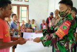 Babinsa Koramil Yapsel dampingi aparat kampung bagikan dana desa
