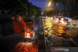 Pengendara motor menerjang air yang menggenangi Jalan Soekarno-Hatta di Gedebage, Bandung, Jawa Barat, Kamis (24/12/2020). Hujan besar yang melanda Bandung Raya sejak Kamis (24/12) sore hingga malam hari membuat beberapa jalan protokol di Kota Bandung terendam banjir setinggi 30 hingga 60 sentimeter. ANTARA JABAR/Raisan Al Farisi/agr