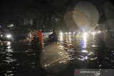 Pengendara mendorong motornya yang mogok akibat menerjang air yang menggenangi Jalan Soekarno-Hatta di Gedebage, Bandung, Jawa Barat, Kamis (24/12/2020). Hujan besar yang melanda Bandung Raya sejak Kamis (24/12) sore hingga malam hari membuat beberapa jalan protokol di Kota Bandung terendam banjir setinggi 30 hingga 60 sentimeter. ANTARA JABAR/Raisan Al Farisi/agr