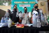 Polisi menunjukkan tersangka dan barang bukti saat ungkap kasus pembuatan sabu di Polres Pelabuhan Tanjung Perak Surabaya, Jawa Timur, Rabu (23/12/2020). Satresnarkoba Polres Pelabuhan Tanjung Perak Surabaya menangkap enam tersangka atas kasus dugaan membuat sabu dan mengamankan barang bukti sejumlah alat untuk membuat sabu.  Antara Jatim/Didik