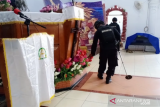 Tim Gegana Brimobda Sulawesi Tenggara sterilisasi sejumlah gereja di Kendari
