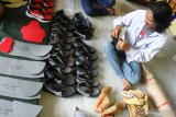 Pekerja membuat sepatu untuk olah raga gulat di Pakisaji, Malang, Jawa Timur, Kamis (24/12/2020). Sepatu gulat yang dipasarkan ke Jakarta hingga Kalimantan Selatan tersebut dijual dengan harga Rp300.000 hingga 2 juta rupiah tergantung ukuran dan kualitas bahan yang digunakan. Antara Jatim/Ari Bowo Sucipto/Um