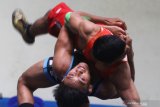 Dua pegulat melakukan latihan teknik bantingan saat Program Pemusatan Latihan New Normal di Rahman Camp, Malang, Jawa Timur, Kamis (24/12/2020). Pemusatan latihan untuk menghadapi PON Papua tersebut diadakan selama tiga bulan dan diikuti 18 pegulat Jawa Timur dengan menitikberatkan latihan pada penggemblengan kekuatan fisik serta diimbangi dengan beberapa latihan teknik. Antara Jatim/Ari Bowo Sucipto/Um