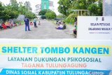 Psikolog memberi motivasi kepada pasien COVID-19 yang menjalani karantina di Rusunawa IAIN Tulungagung, Tulungagung, Jawa Timur, Rabu (23/12/2020).  Penguatan psikologis melalui serangkaian kegiatan 'fun game' dan motivasi itu diberikan sebagai upaya menumbuhkan semangat dan kepercayaan diri mereka untuk sembuh dari COVID-19. Antara Jatim/Destyan Sujarwoko/mas.