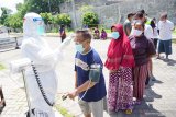 Petugas memeriksa kesehatan penghuni asrama karantina COVID-19 di Rusunawa IAIN Tulungagung, Tulungagung, Jawa Timur, Rabu (23/12/2020). Terhitung sejak Senin (22/12). Penguatan psikologis melalui serangkaian kegiatan 'fun game' dan motivasi itu diberikan sebagai upaya menumbuhkan semangat dan kepercayaan diri mereka untuk sembuh dari COVID-19. Antara Jatim/Destyan Sujarwoko/mas.