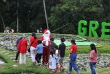 Petugas berkostum Sinterklas menghibur wisatawan di kawasan Tegallalang, Gianyar, Bali, Jumat (25/12/2020). Kegiatan tersebut dilakukan untuk memeriahkan Hari Raya Natal sekaligus menjadi daya tarik bagi pengunjung objek wisata tersebut. ANTARA FOTO/Fikri Yusuf/nym.