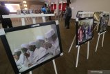 Pengunjung mengamati karya fotografi saat pembukaan Pameran Refleksi Akhir Tahun di Kota Kediri, Jawa Timur, Kamis (24/12/2020). Pameran seni rupa dan fotografi karya 22 perupa dan 6 fotografer tersebut bertujuan mengedukasi masyarakat agar disiplin menerapkan protokol kesehatan karena pandemi COVID-19 belum berakhir. Antara Jatim/Prasetia Fauzani/mas.