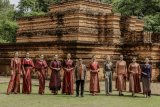 Wignyo Rahadi membuat peragaan busana virtual di Candi Muaro Jambi