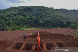 Warga memperlihatkan liang lahat di Tempat Pemakaman Umum (TPU) Desa Sukamulya, Kabupaten Ciamis, Jawa Barat, Jumat (25/12/2020). Pemerintah Kabupaten Ciamis menyediakan lima liang lahat untuk jenazah yang meninggal dunia akibat terpapar COVID-19. ANTARA JABAR/Adeng Bustomi/agr