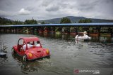 Wisatawan menaiki perahu di tempat Wisata Floating Market, Lembang, Kabupaten Bandung Barat, Jawa Barat, Sabtu (26/12/2020). Memasuki libur panjang Natal dan Tahun Baru 2021, wisata Floating market mulai dipadati wisatawan dengan tetap menerapkan protokol kesehatan di tengah pandemi COVID-19. ANTARA JABAR/Raisan Al Farisi/agr