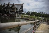 Wisatawan berfoto di salah satu danau buatan di tempat Wisata Floating Market, Lembang, Kabupaten Bandung Barat, Jawa Barat, Sabtu (26/12/2020). Memasuki libur panjang Natal dan Tahun Baru 2021, wisata Floating market mulai dipadati wisatawan dengan tetap menerapkan protokol kesehatan di tengah pandemi COVID-19. ANTARA JABAR/Raisan Al Farisi/agr