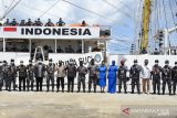  Komandan Pangkalan Utama TNI AL (Danlantamal) VII Laksamana Pertama TNI IG. Kompiang Aribawa (tengah) bersama sejumlah pejabat dan seluruh prajurit Mako Lantamal VII berfoto bersama KRI Bima Suci-945 di Dermaga Lantamal VII Kupang, Nusa Tenggara Timur, Sabtu (26/12/2020). KRI Bima Suci bersandar sementara di Kupang sebelum melanjutkan pelayaran menuju Surabaya untuk melaksanakan Satgas operasi Bima Suci 2020 dalam mendukung latihan praktek Kartika Jala Krida (KJK) Taruna AAL Angkatan Ke-67. Antara Jatim/Dispen Lantamal VII/zk