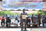 Komandan Pangkalan Utama TNI AL (Danlantamal) VII Laksamana Pertama TNI IG. Kompiang Aribawa (tengah) memberi sambutan saat menyambut kedatangan KRI Bima Suci-945 di Dermaga Lantamal VII Kupang, Nusa Tenggara Timur, Sabtu (26/12/2020). KRI Bima Suci bersandar sementara di Kupang sebelum melanjutkan pelayaran menuju Surabaya untuk melaksanakan Satgas operasi Bima Suci 2020 dalam mendukung latihan praktek Kartika Jala Krida (KJK) Taruna AAL Angkatan Ke-67. Antara Jatim/Dispen Lantamal VII/zk