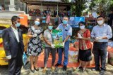 Warga Kristiani di Batam berbagi sembako dengan muslim