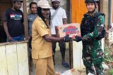 Satgas Yonif PR 432 Kostrad berikan sembako Natal warga di Mamberamo Tengah