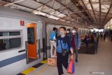 Calon penumpang bersiap naik Kereta Api  (KA) Ranggajati jurusan Cirebon-Purwokerto-Banyuwangi saat arus balik Libur Natal di Stasiun KA Madiun, Jawa Timur, Minggu (27/12/2020). Data PT KAI Daerah Operasi (Daop) 7 Madiun menyebutkan selama libur Natal mulai 18 hingga 25 Desember melayani 79.665 penumpang dengan rincian 35.988 penumpang naik dan 43.677 penumpang datang di sejumlah stasiun yang berada di wilayah PT KAI Daop 7 Madiun. Antara Jatim/Siswowidodo/Um