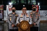 Kadivhumas Polri Irjen Pol Argo Yuwono (tengah) didampingi Karopenmas Brigjen Pol Rusdi Hartono (kiri) dan Kabagpenum Kombes Pol Ahmad Ramadhan (kanan) memberikan keterangan pers terkait kasus teroris di kantor Bareskrim, Mabes Polri, Jakarta, Senin (28/12/2020). Densus 88 Antiteror Polri menemukan 12 lokasi di Jawa Tengah, yang diduga kuat dijadikan lokasi pelatihan kelompok Jamaah Islamiyah (JI) untuk pelatihan bela diri dan merakit bom. ANTARA FOTO/Rivan Awal Lingga/nym.