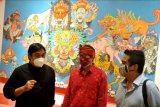 Menteri Pariwisata dan Ekonomi Kreatif (Menparekraf) Sandiaga Salahuddin Uno (tengah) berbincang dengan musisi Indra Lesmana (kanan) dan musisi Dwiki Dharmawan (kiri) saat pameran seni rupa bertajuk 