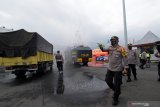 Kakorlantas Polri Irjen Istiono meninjau penerapan pengamanan di pintu keluar Pelabuhan Ketapang, Banyuwangi, Jawa Timur, Minggu (27/12/2020). Kepala Korlantas menegaskan, pihaknya akan mengawasi ketat proses penerapan protokol kesehatan Covid-19 di setiap pos yang disinggahi masyarakat dalam merayakan libur Natal 2020 dan Tahun Baru 2021. Antara Jatim/Budi Candra Setya/Um