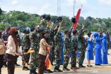 Komandan Pangkalan Utama TNI AL (Danlantamal) VII Laksamana Pertama TNI IG. Kompiang Aribawa bersama sejumlah pejabat dan seluruh prajurit Mako Lantamal VII memberangkatkan KRI Bima Suci-945 di Dermaga Lantamal VII Kupang, Nusa Tenggara Timur, Senin (28/12/2020). KRI Bima Suci-945 melanjutkan pelayaran menuju Surabaya untuk melaksanakan Satgas operasi Bima Suci 2020 dalam mendukung latihan praktek Kartika Jala Krida (KJK) Taruna AAL Angkatan Ke-67. Antara Jatim/Dispen Lantamal VII/zk