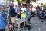Babinsa Koramil Yapsel dampingi penyerahan bantuan dana Karang taruna Wanampompi Rp6 juta