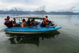 Pengunjung berkeliling menggunakan speed boat di kawasan wisata Laut Tawar, Aceh Tengah, Aceh, Minggu ( 27/12/2020). Kawasan wisata alam tersebut ramai dikunjungi wisatawan untuk menikmati musim libur akhir tahun 2020. ANTARA FOTO/Rahmad/rwa.