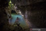 Wisatawan menikmati pemandangan di goa Liang Tapah di Desa Geragata, Kabupaten Tabalong, Kalimantan Selatan, Selasa (29/12/2020). Goa Liang Tapah merupakan salah satu wisata alam yang termasuk geosite di wilayah Geopark Meratus di Provinsi Kalimantan Selatan yang ramai dikunjungi wisatawan saat hari libur. Foto Antaranews Kalsel/Bayu Pratama S.