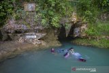 Wisatawan berenang di goa Liang Tapah di Desa Geragata, Kabupaten Tabalong, Kalimantan Selatan, Selasa (29/12/2020). Goa Liang Tapah merupakan salah satu wisata alam yang termasuk geosite di wilayah Geopark Meratus di Provinsi Kalimantan Selatan yang ramai dikunjungi wisatawan saat hari libur. Foto Antaranews Kalsel/Bayu Pratama S.