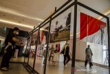 Pengunjung melihat karya foto yang dipajang pada Pameran Foto Bangkit Indonesia Maju di Mal 23 Paskal, Bandung, Jawa Barat, Selasa (29/12/2020). Galeri Foto Jurnalistik Antara (GFJA) bersama LKBN Antara Biro Jabar menggelar pameran foto Bangkit Indonesia Maju yang menampilkan foto-foto tentang kinerja satu tahun Pemerintahan Presiden Joko Widodo dan Wakil Presiden Ma'ruf Amin karya pewarta foto Antara. ANTARA JABAR/Novrian Arbi/agr