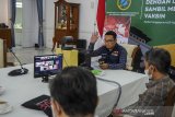 Gubernur Jawa Barat Ridwan Kamil memberikan sambutan secara daring pada pembukaan pameran foto Bangkit Indonesia Maju di Gedung Pakuan, Bandung, Jawa Barat, Selasa (29/12/2020). Galeri Foto Jurnalistik Antara (GFJA) bersama LKBN Antara Biro Jabar menggelar pameran foto Bangkit Indonesia Maju yang menampilkan foto-foto  tentang kinerja satu tahun pemerintahan Presiden Joko Widodo dan Wakil Presiden Ma'ruf Amin karya Pewarta Foto Antara di 23 Paskal Bandung. ANTARA JABAR/Raisan Al Farisi/agr